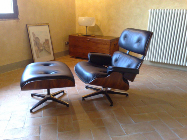 Lounge chair and ottoman Charles Eames 